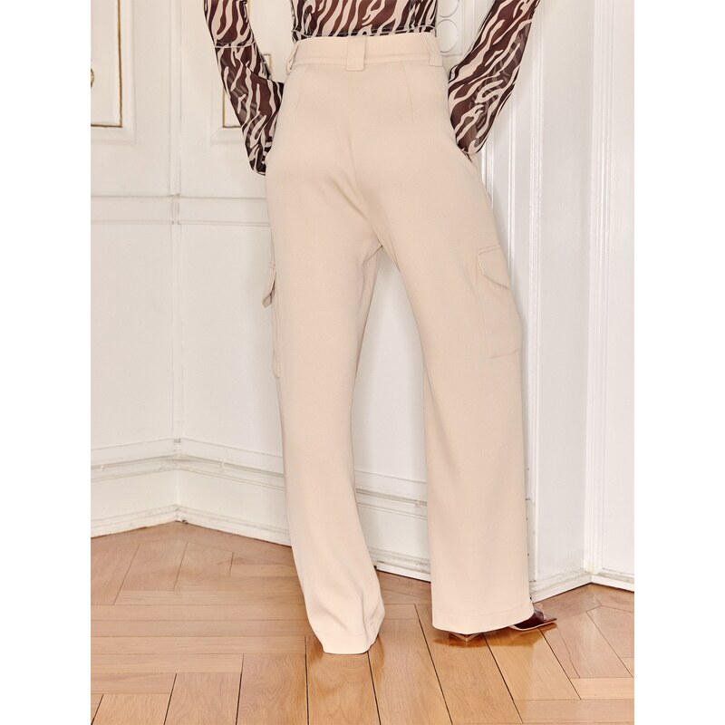 Ema Louise x ABOUT YOU Hlače z naborki 'Lena' bež