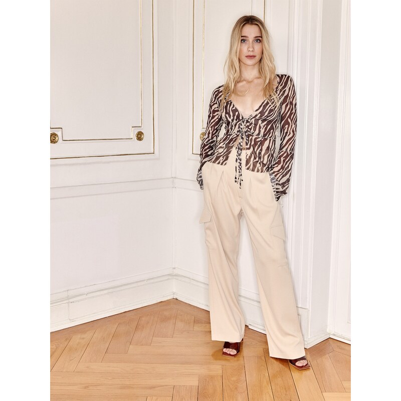 Ema Louise x ABOUT YOU Hlače z naborki 'Lena' bež