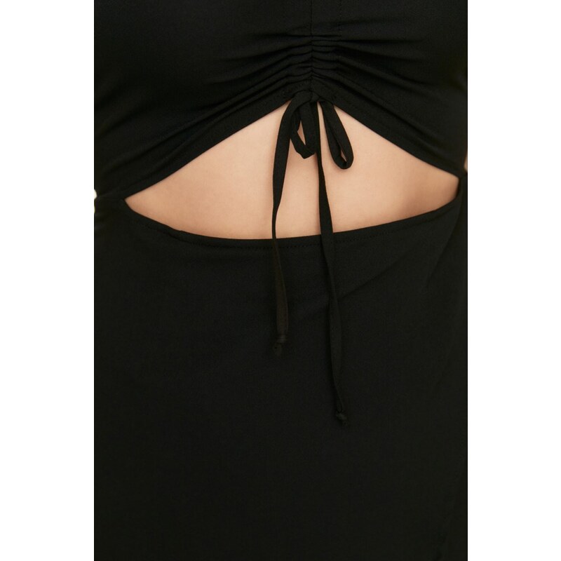 Trendyol krivulja Črna tkana obleka z ruffle in izrezanimi detajli