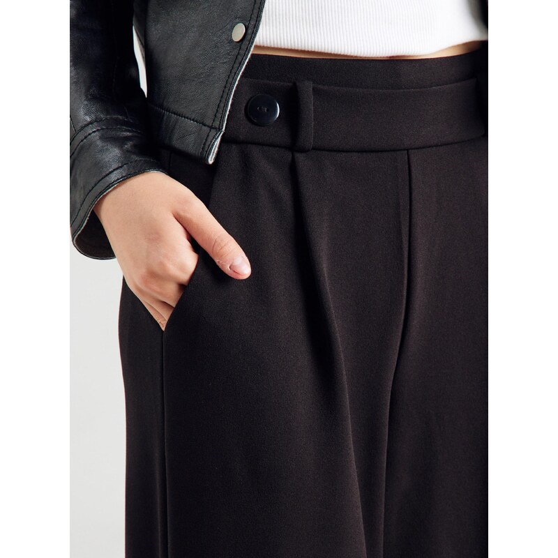 VERO MODA Hlače z naborki 'VMSTAR' črna