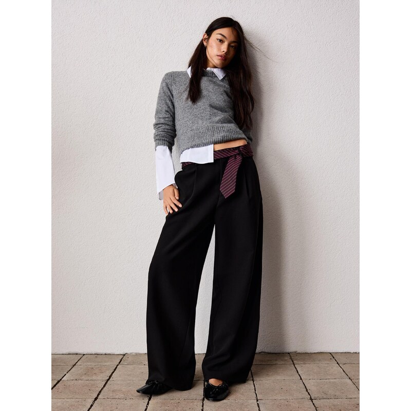 Bershka Hlače z naborki črna