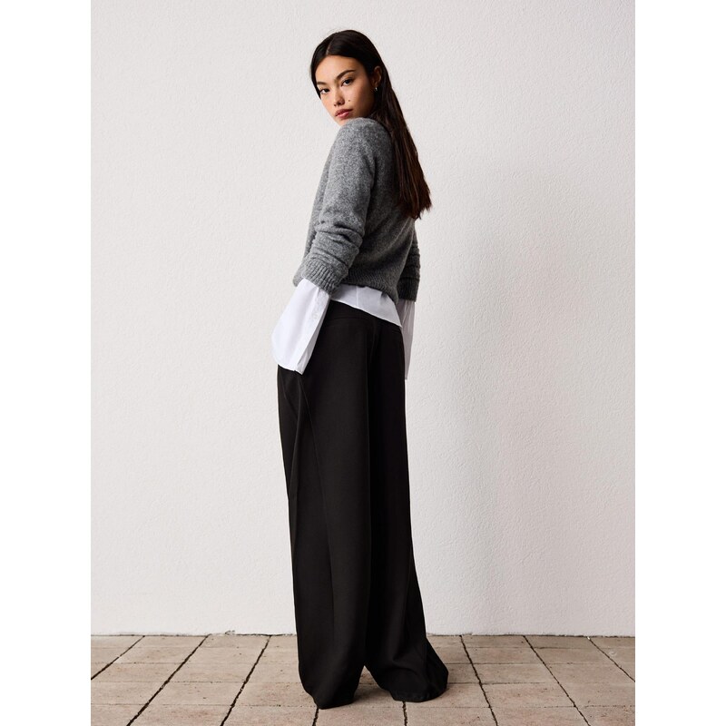 Bershka Hlače z naborki črna