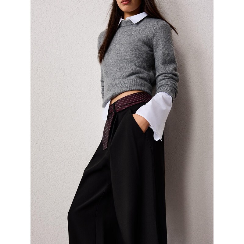 Bershka Hlače z naborki črna