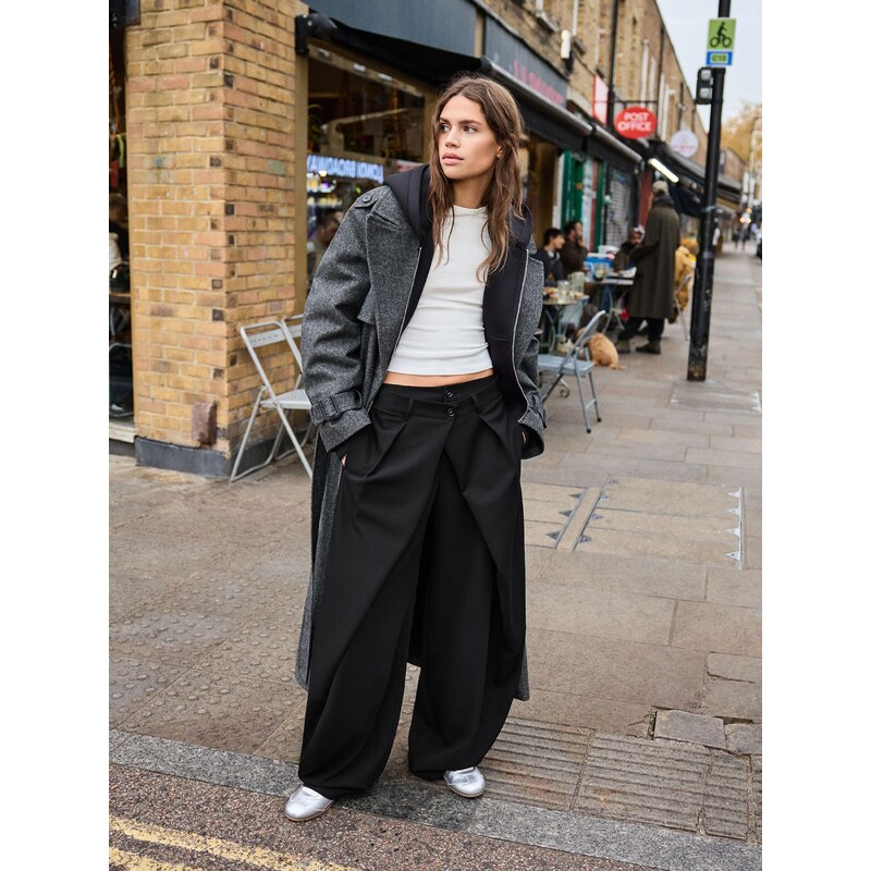 Bershka Hlače z naborki črna