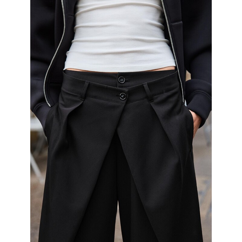 Bershka Hlače z naborki črna