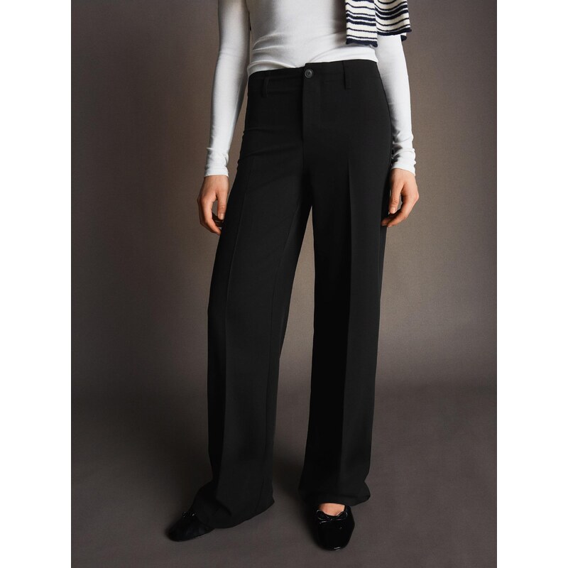 Bershka Hlače na rob črna