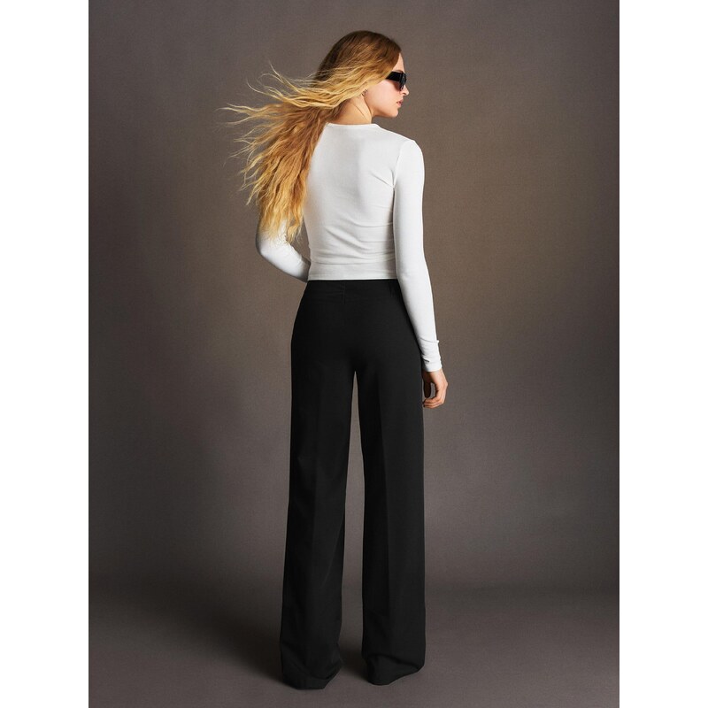 Bershka Hlače na rob črna