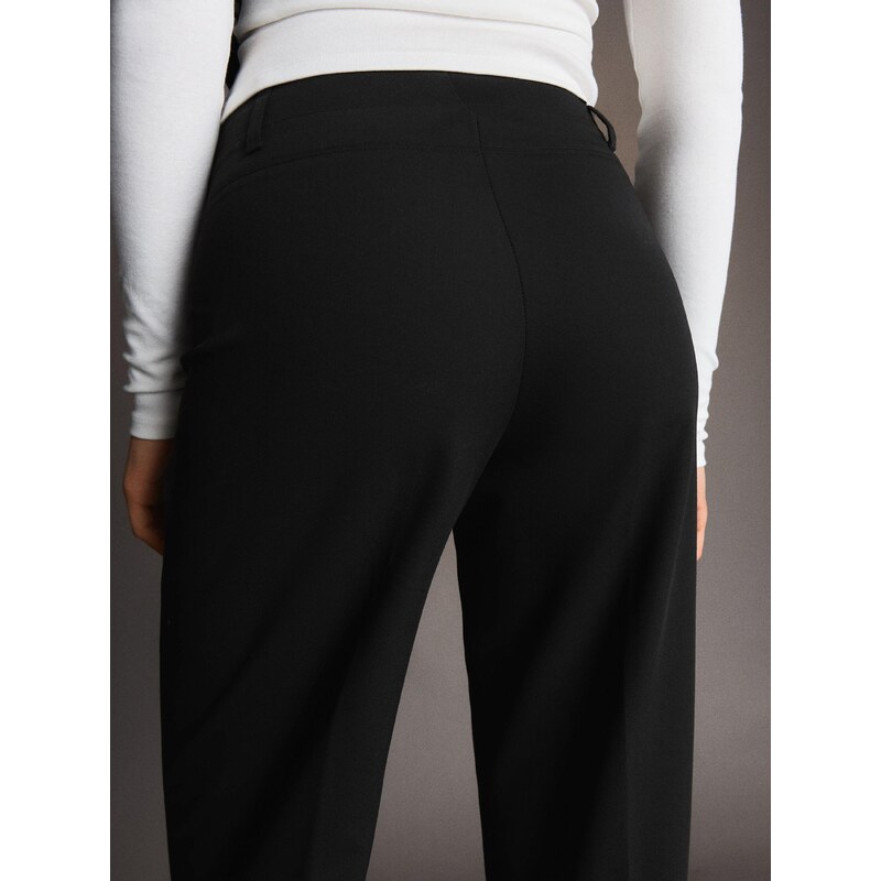 Bershka Hlače na rob črna