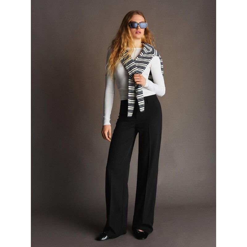 Bershka Hlače na rob črna