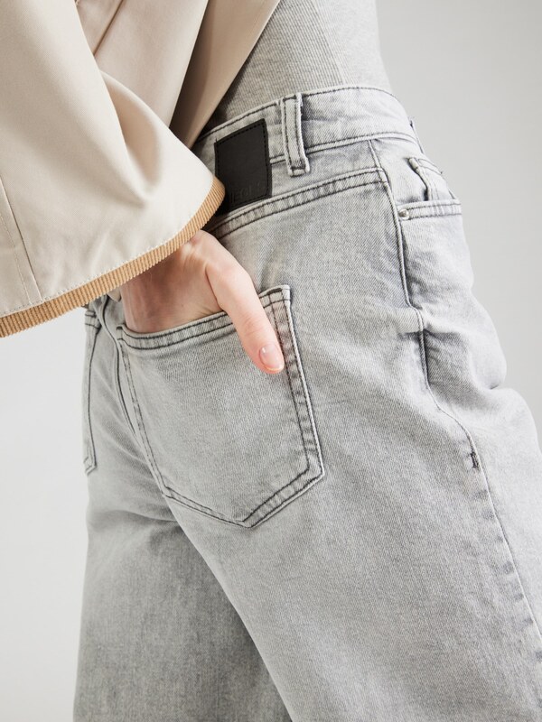 PIECES Kavbojke 'PCSELMA' svetlo siva