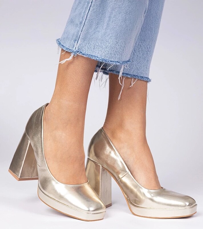 Gemre Gold pumps on a chunky heel with a square toe Irenois