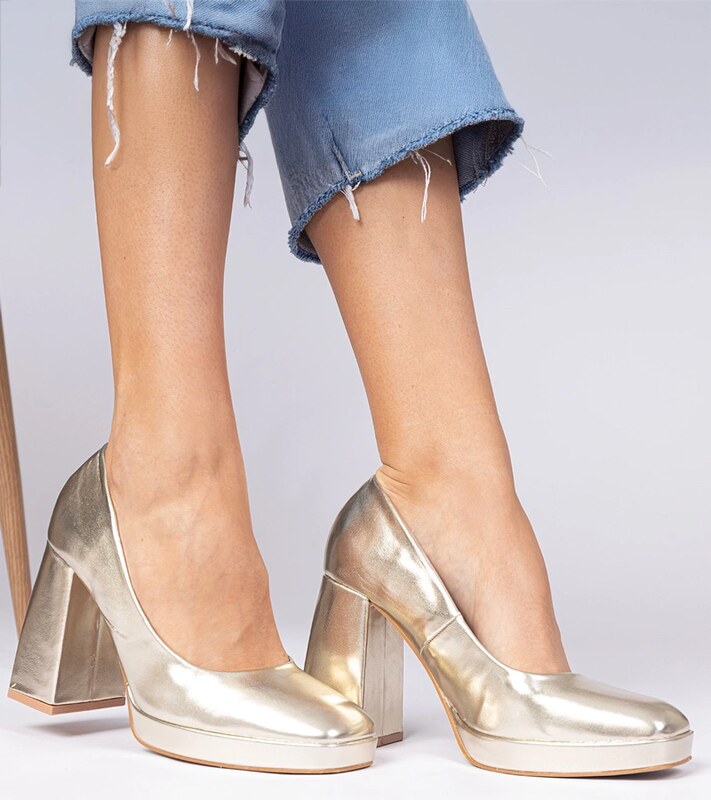 Gemre Gold pumps on a chunky heel with a square toe Irenois