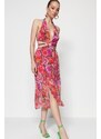 Trendyol Chiffon cvetlična vzorčasta večerna obleka z oknom / izrezana podrobna, večbarvna podloga